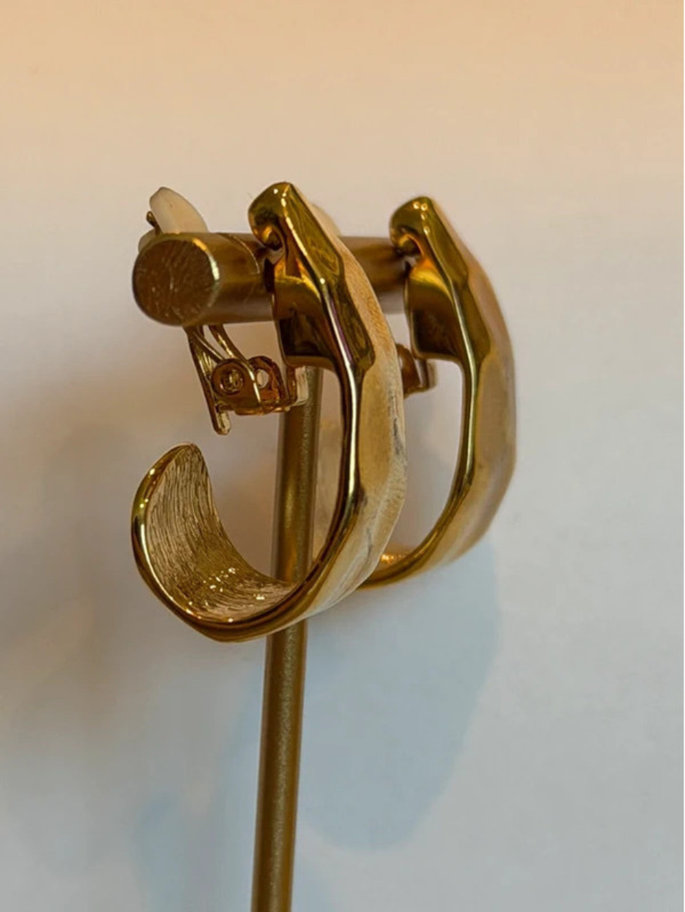 Vintage hammered gold tone metal statement earrings - clip back - Picture 6 of 15